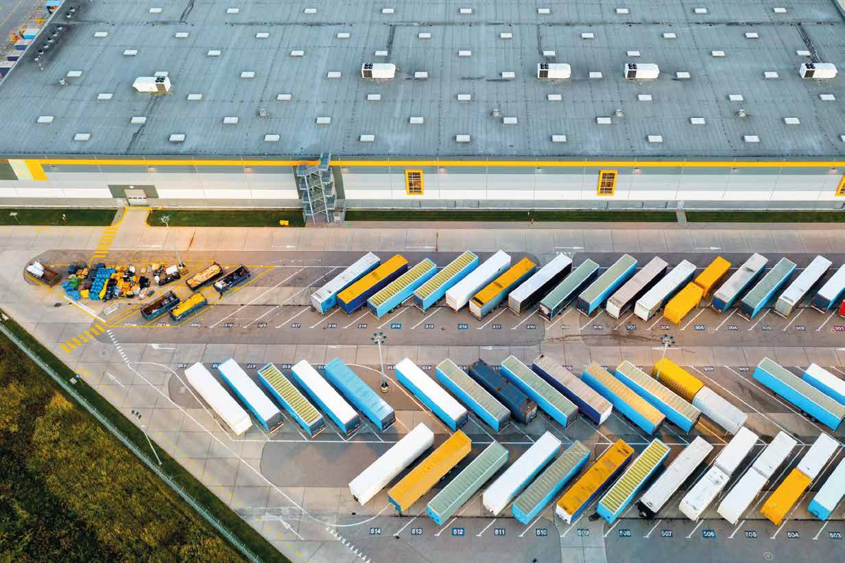 Patio logístico con remolques, vista aérea